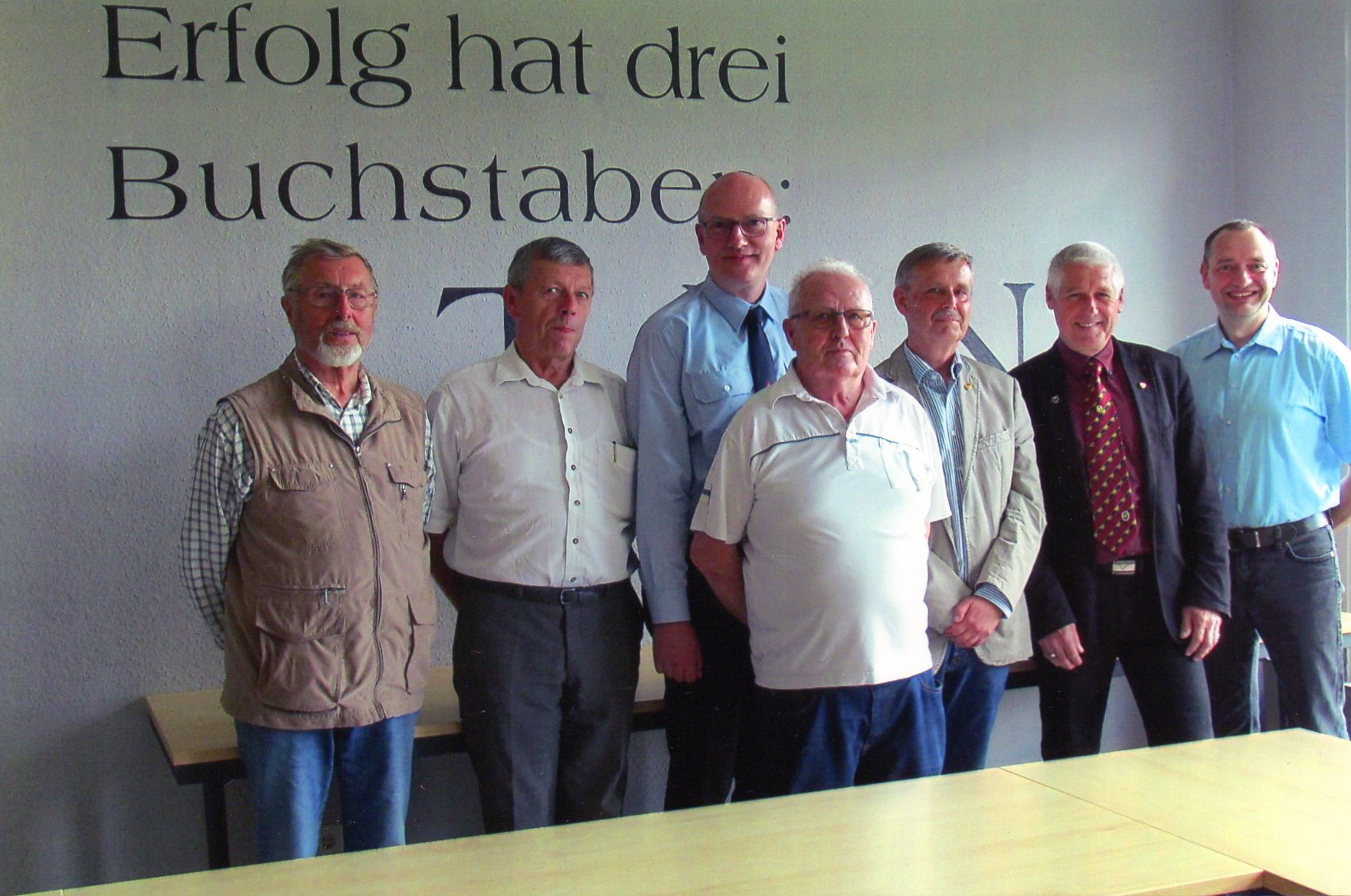 von links: Karl Bortenlänger(Beisitzer), Johann Salb(Beisitzer), Michael Thomas(Schriftführer),Harry Bohl(Ehrenvorsitzender und Beisitzer), Wolfgang Hagedorn(1.Vorsitzender), Reinhold Klein(2.Vorsitzender), Oliver Hübel(Kassenwart)